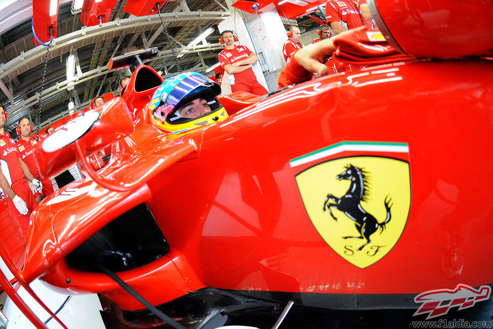 Fernando Alonso en su Ferrari dentro del box