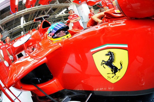 Fernando Alonso en su Ferrari dentro del box