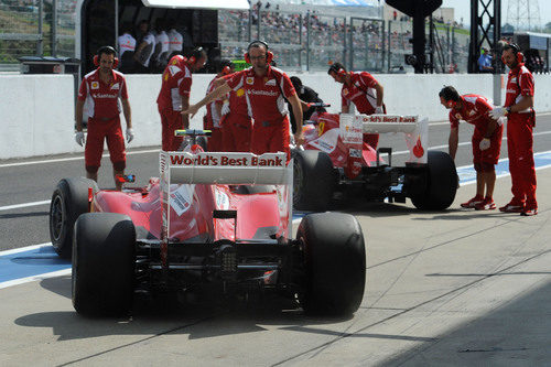 Los dos Ferrari vuelven a boxes