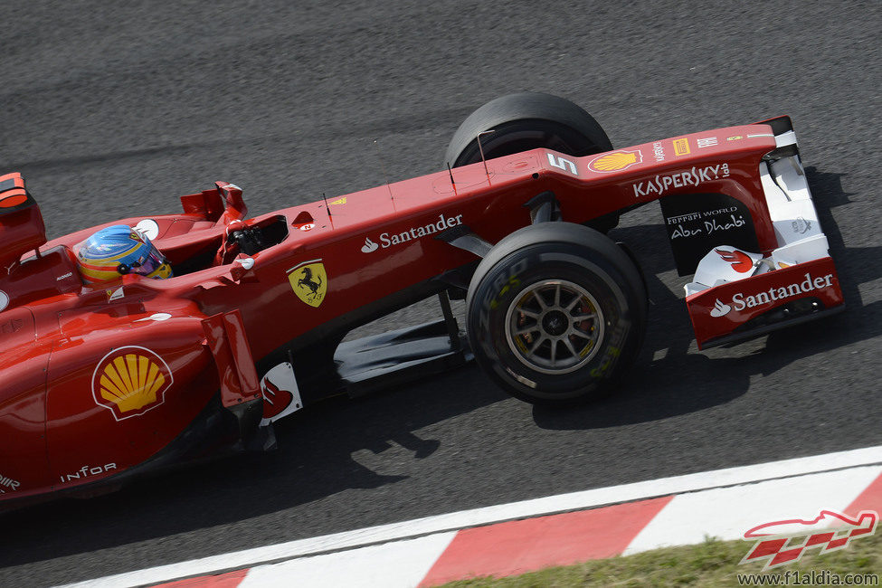 Fernando Alonso con su F2012 en Suzuka