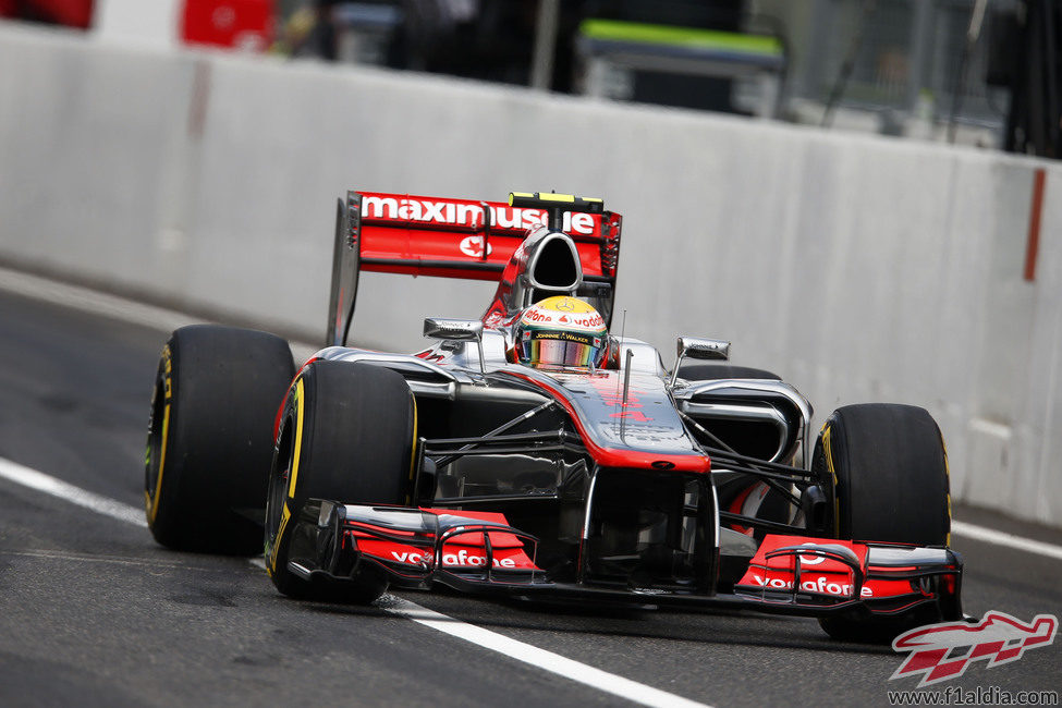 Lewis Hamilton entra a boxes