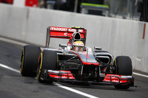 Lewis Hamilton entra a boxes