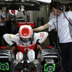 Jenson Button, con su renovado casco, entra a su McLaren