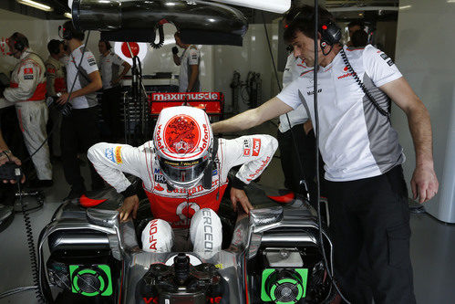 Jenson Button, con su renovado casco, entra a su McLaren