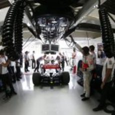 Interior del box de McLaren en Japón