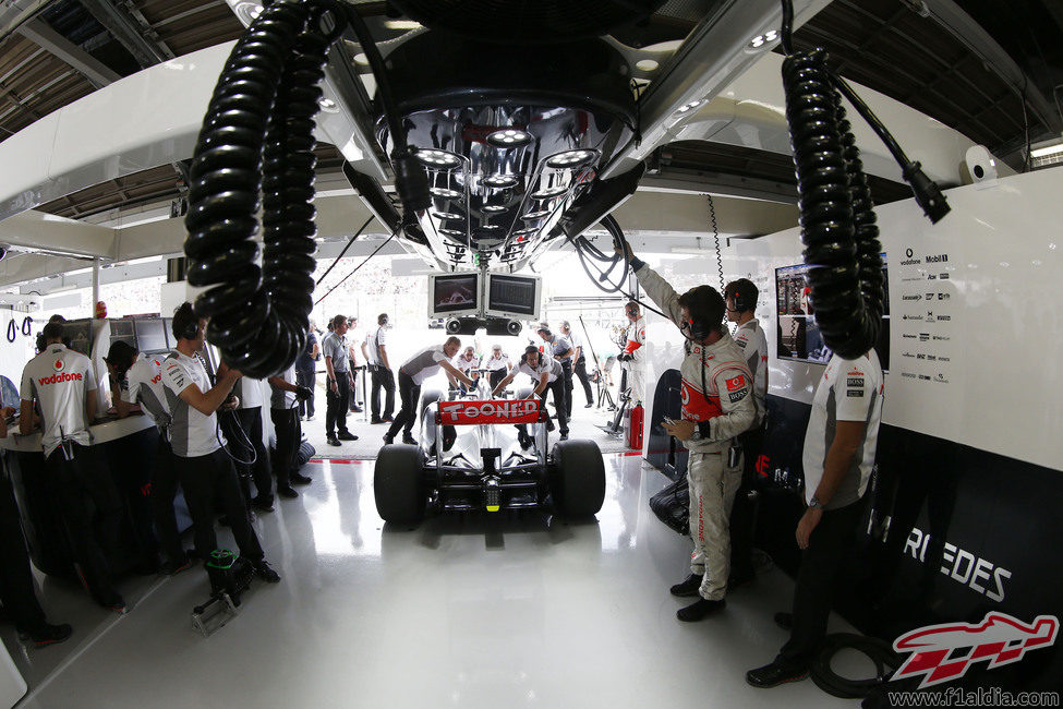 Interior del box de McLaren en Japón
