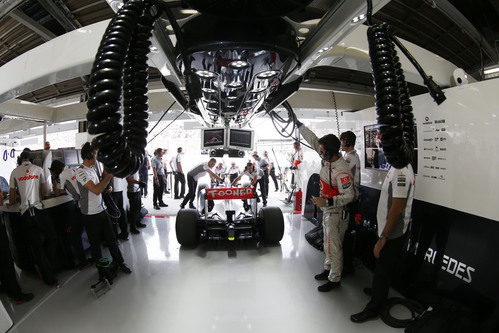 Interior del box de McLaren en Japón