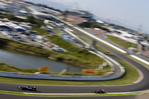 Pastor Maldonado surca la segunda curva
