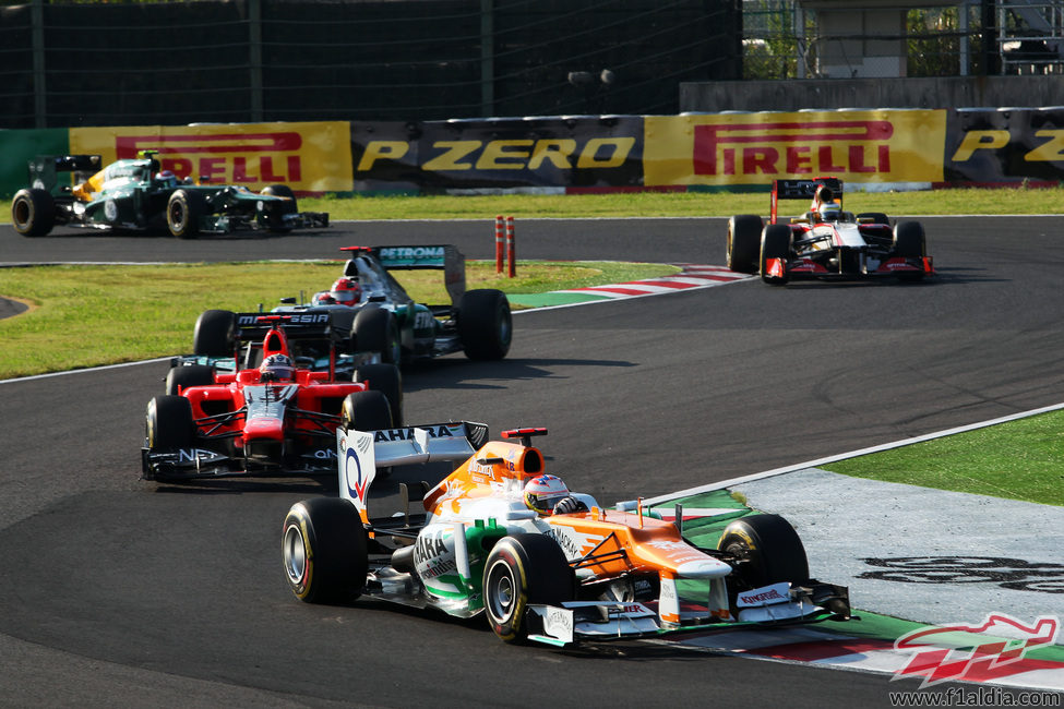 Charles Pic entre dos pilotos de Mercedes