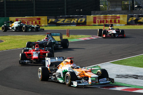 Charles Pic entre dos pilotos de Mercedes