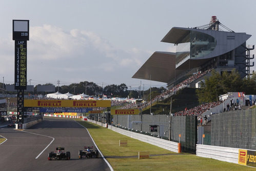 Romain Grosjean adelanta a Jean-Eric Vergne al final de la recta