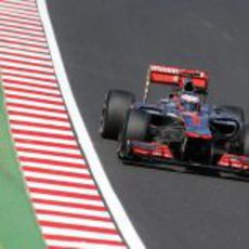 Jenson Button conduce el MP4-27 durante los entrenamientos