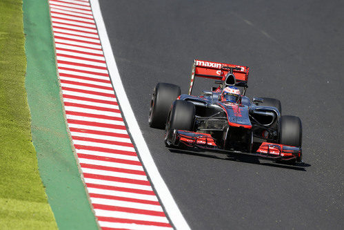 Jenson Button conduce el MP4-27 durante los entrenamientos