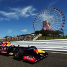 Sebastian Vettel rueda junto a la famosa noria de Suzuka