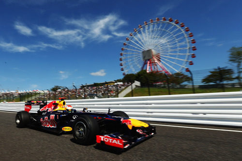 Sebastian Vettel rueda junto a la famosa noria de Suzuka