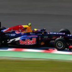 Mark Webber roza los pianos con el RB8