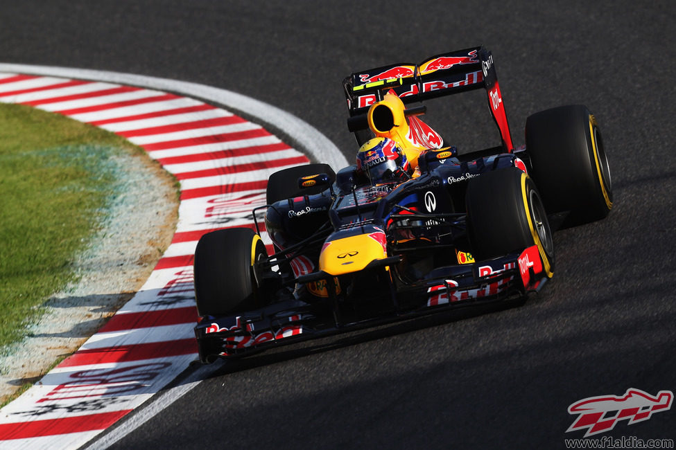 El RB8 de Mark Webber rueda en el circuito nipón de Suzuka