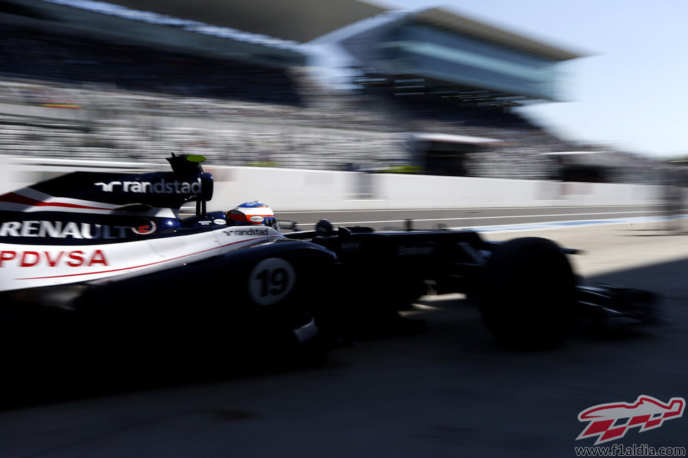 Valtteri Bottas regresa a boxes en Suzuka