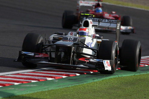 Sergio Pérez rueda delante de Fernando Alonso en Japón