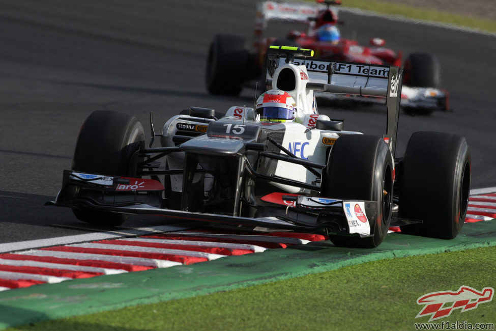 Sergio Pérez rueda delante de Fernando Alonso en Japón