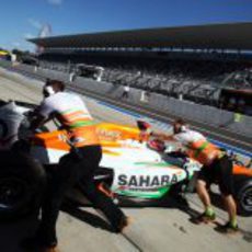 Paul di Resta regresa al garaje ayudado por los mecánicos