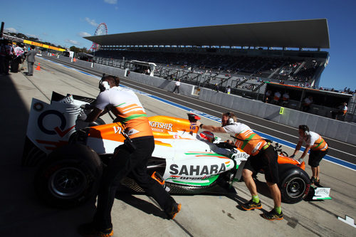 Paul di Resta regresa al garaje ayudado por los mecánicos