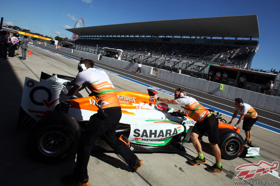 Paul di Resta regresa al garaje ayudado por los mecánicos