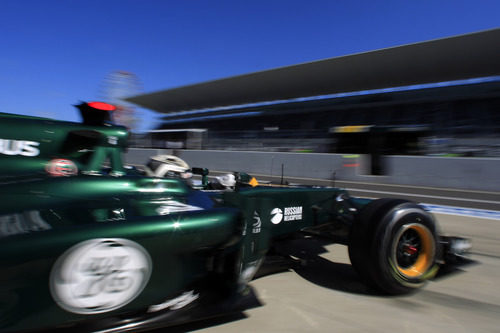 Giedo van der Garde sale del garaje en Suzuka