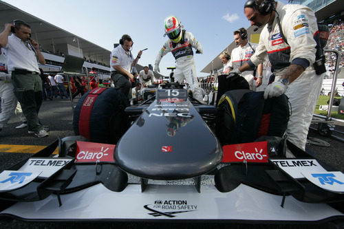 Sergio Pérez se sube al C31 en Suzuka