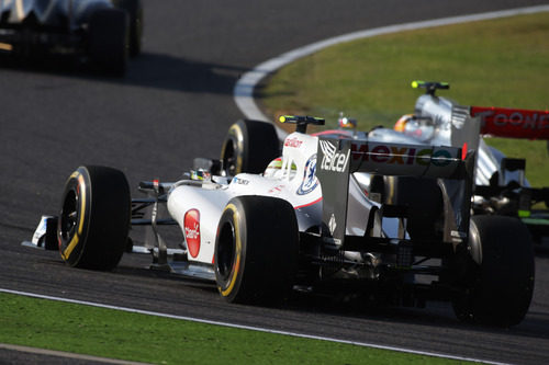 Sergio Pérez persigue a Lewis Hamilton