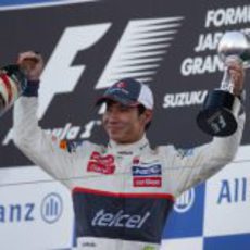 Kamui Kobayashi posa con su trofeo en Japón