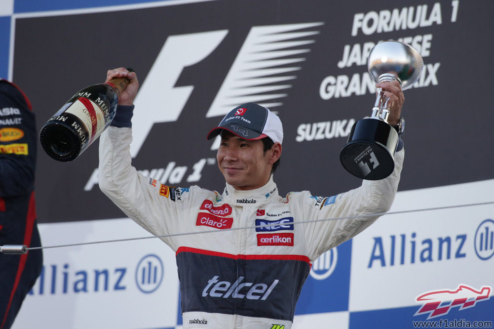 Kamui Kobayashi posa con su trofeo en Japón