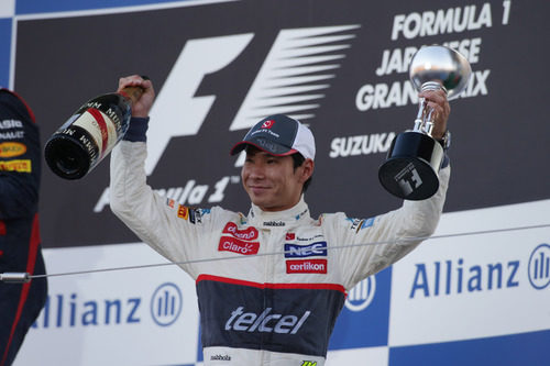 Kamui Kobayashi posa con su trofeo en Japón
