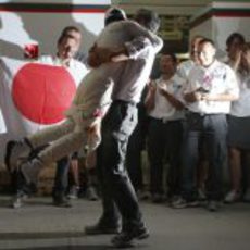 Kamui Kobayashi se abraza con su agente