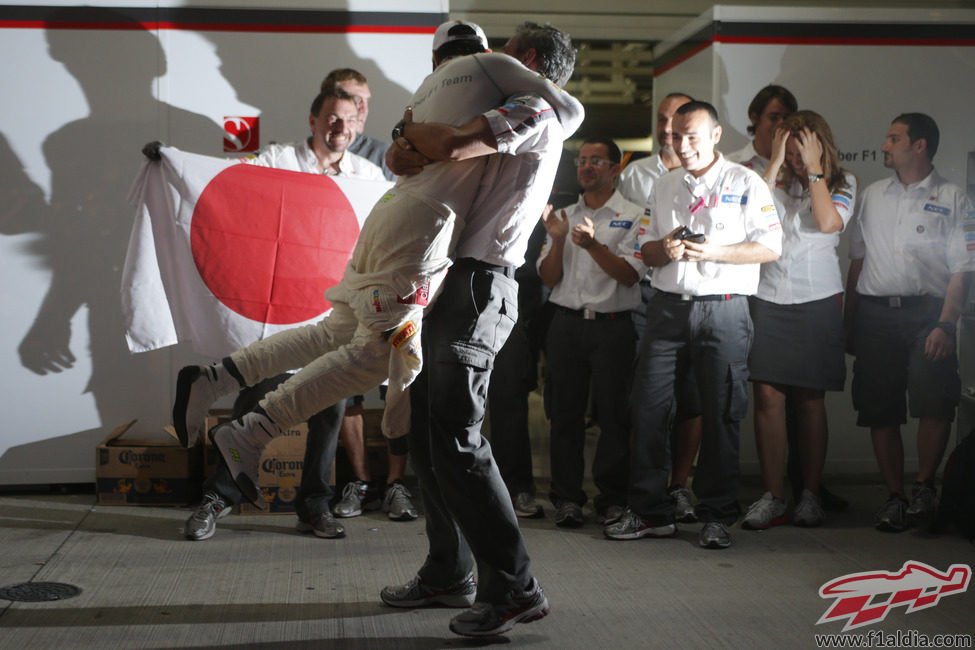 Kamui Kobayashi se abraza con su agente