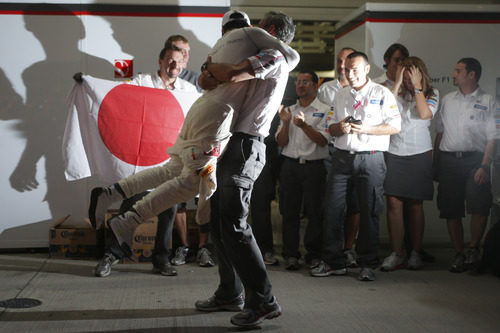 Kamui Kobayashi se abraza con su agente