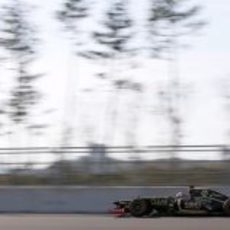 Kimi Räikkönen pilota su Lotus E20 en el circuito de Corea