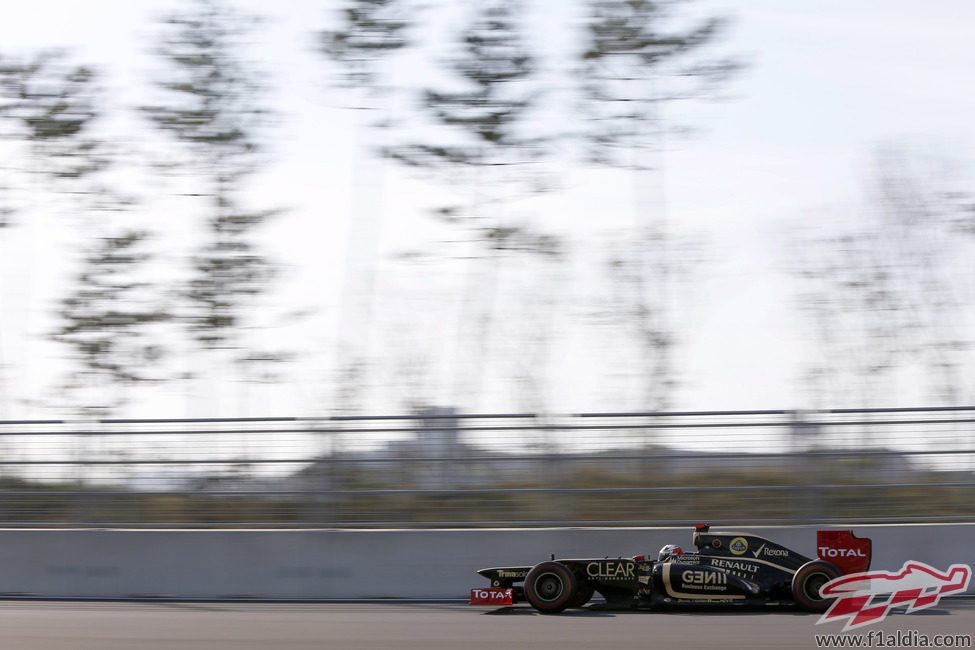 Kimi Räikkönen pilota su Lotus E20 en el circuito de Corea