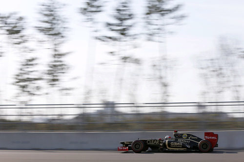 Kimi Räikkönen pilota su Lotus E20 en el circuito de Corea