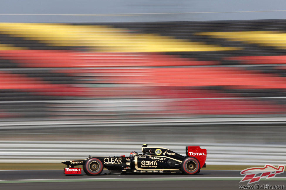 Romain Grosjean pasa ante las gradas vacías de Corea