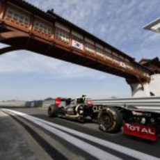 Romain Grosjean pasa bajo el puente de la recta de meta de Yeongam