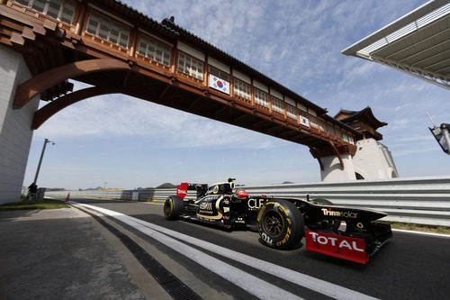 Romain Grosjean pasa bajo el puente de la recta de meta de Yeongam