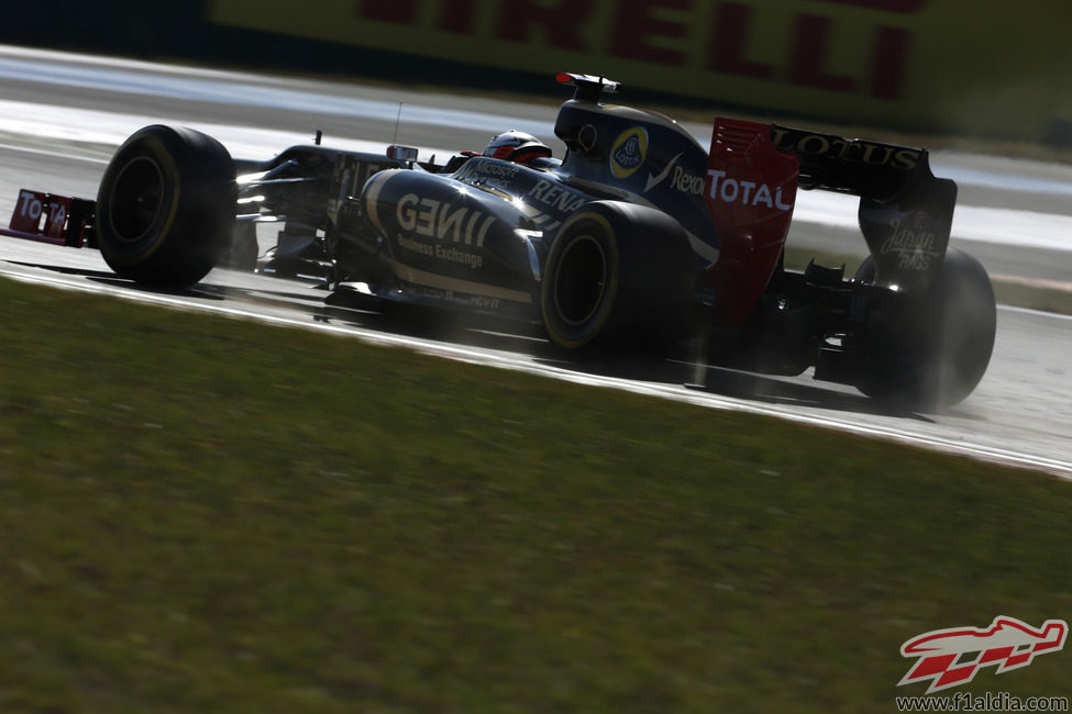 Kimi Räikkönen levantando polvo en los libres de Corea 2012