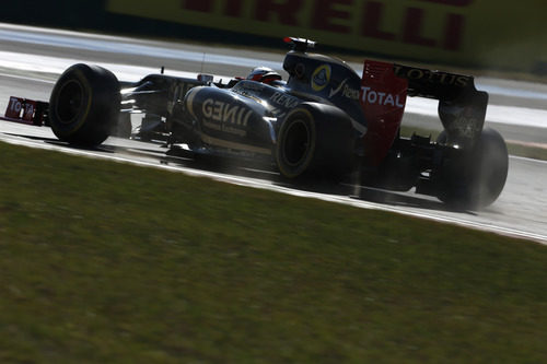Kimi Räikkönen levantando polvo en los libres de Corea 2012