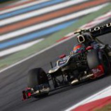 Romain Grosjean a bordo de su Lotus E20 en los libres de Corea