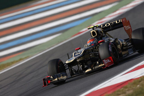 Romain Grosjean a bordo de su Lotus E20 en los libres de Corea