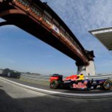 Sebastian Vettel entra a boxes durante los libres de Corea 2012