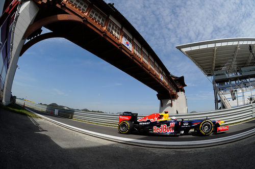 Sebastian Vettel entra a boxes durante los libres de Corea 2012