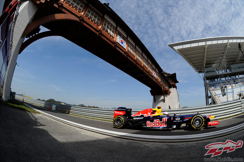 Sebastian Vettel entra a boxes durante los libres de Corea 2012