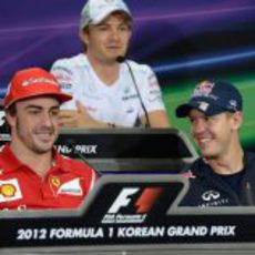 Fernando Alonso y Sebastian Vettel sonríen en la rueda de prensa